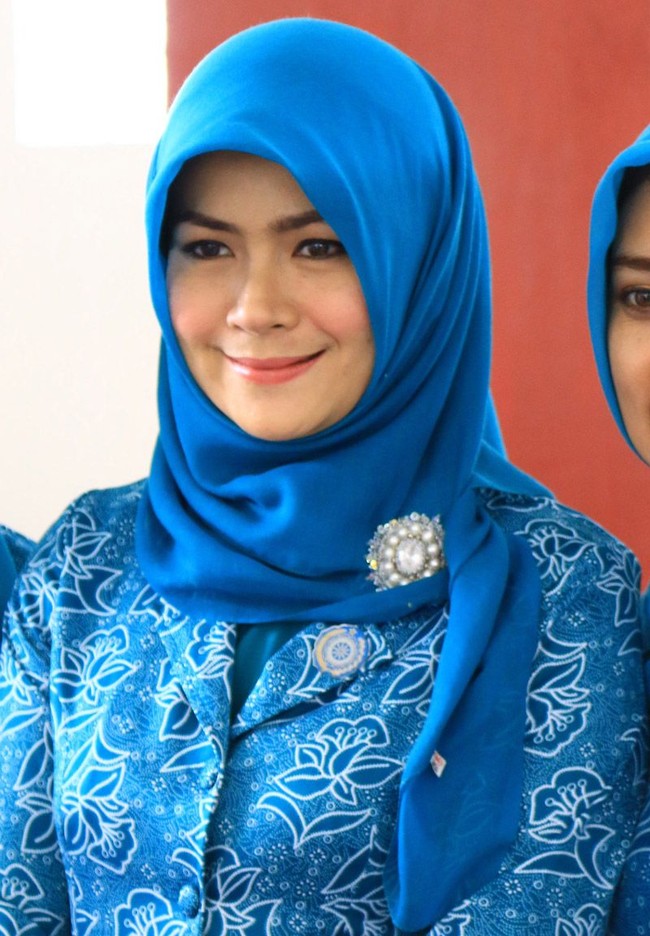 Calon Walikota Bogor terpilih versi quick count, Bima Arya Sugiarto memiliki pasangan yang tak kalah cantik. Yane Ardian, kerap tampil cantik memakai gaya hijab yang rapi. Foto: Instagram