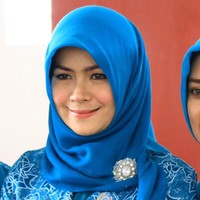 Calon Walikota Bogor terpilih versi quick count, Bima Arya Sugiarto memiliki pasangan yang tak kalah cantik. Yane Ardian, kerap tampil cantik memakai gaya hijab yang rapi. Foto: Instagram
