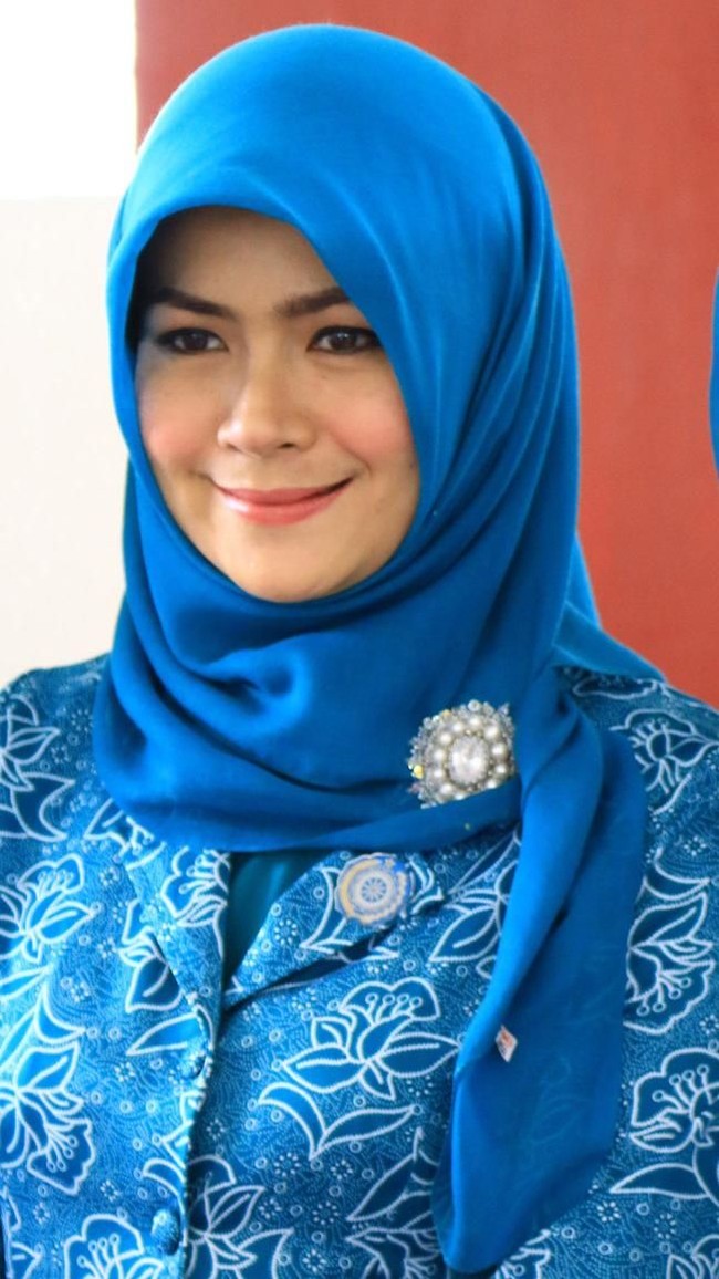 Yane Ardian adalah istri Walikota Bogor Bima Arya. Wanita cantik kelahiran Bogor ini pernah menjadi finalis Gadis Sampul. Yane merupakan lulusan Universitas Pakuan Bogor. Ia tak hanya setia mendampingi suaminya bertugas tapi juga aktif melakukan kegiatan sosial. Foto: Twitter