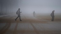 Warga berjalan di tengah kabut di Washington DC