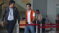 Sujendi merupakan pengumpul uang suap dari penyuap sebelum disetorkan kepada Bupati OK Arya Zulkarnaen yang juga menjadi tersangka.