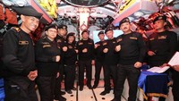 Momen Kapolri bersama para menteri, panglima dan KSAL di kapal selam KRI Nagapasa 403.