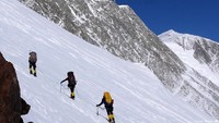 Pendakian di sana hanya boleh dilakukan pada musim panas, yakni pada pada Desember dan Januari. Di belahan Bumi selatan, musim panas memang jatuh di akhir tahun (Linden Mallory/RMI Expeditions)