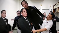 Tindakan Prayut yang meminta wartawan bertanya kepada replika dirinya dikritik oleh Human Right Watch. Human Rights Watch menambahkan tindakan ini sebagai sebuah daftar panjang reaksi aneh dan intimidasi terhadap wartawan. (Foto: REUTERS/Athit Perawongmetha)