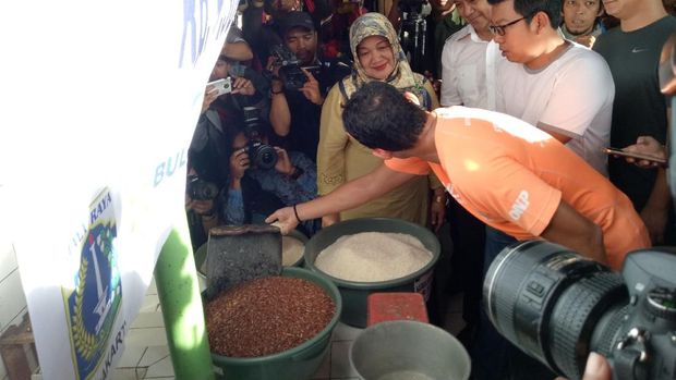  Kepada Sandiaga, Dirut PD Pasar Jaya Arief Nasruddin menyampaikan stok beras subsidi bagi warga aman.