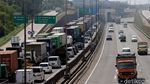 Kemacetan Mengular, Imbas Proyek Jalan Tol Layang Jakarta-Cikampek