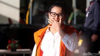 Tak hanya gaya rambut cepolnya yang menjadi sorotan, ekspresinya yang semringah juga membuat awak media bertanya-tanya. Ada apa yah?