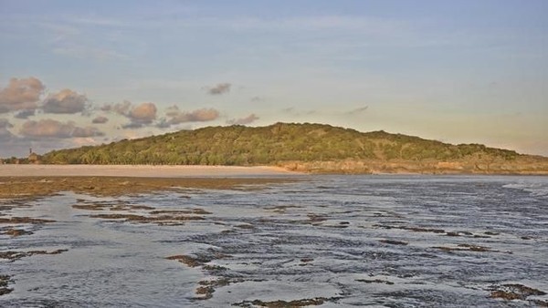 Foto: Kamu yang nggak jago surfing, bisa jalan-jalan menyusuri Pantai Nemberala. Garis pantainya panjang, seperti tak habis-habis untuk dijelajahi. (Tuti Widiastuti/dTraveler) Foto: Kamu yang nggak jago surfing, bisa jalan-jalan menyusuri Pantai Nemberala. Garis pantainya panjang, seperti tak habis-habis untuk dijelajahi. (Tuti Widiastuti/dTraveler)
