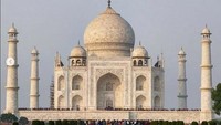Penyelamat kesedihannya adalah mengingat mendiang istrinya, beserta kisah cinta mereka. Maka mulai tahun 1631, dibangunlah Taj Mahal. Segala aspek di dalamnya menyimpan semua kesukaan Mumtaz, seperti taman nan indah (Dok. Instagram/hamishdw)