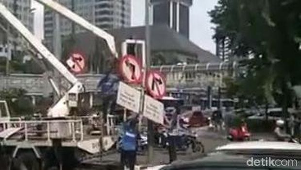Dishub Copot Papan Rambu Larangan Motor di HI-Monas