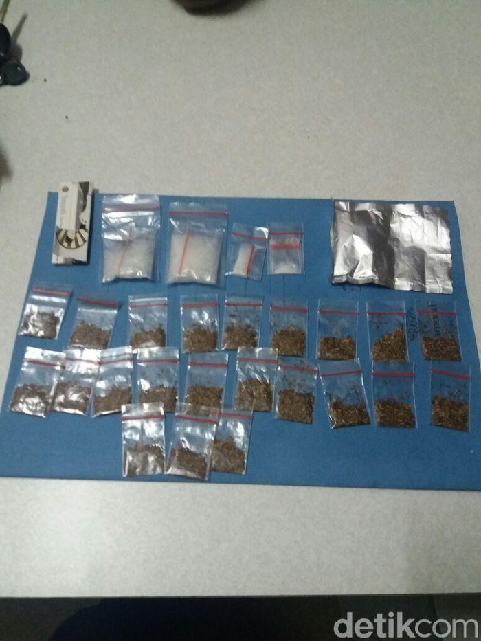 Sembunyikan Narkoba di Saku Jaket Anaknya, Pria 25 Tahun Ditangkap