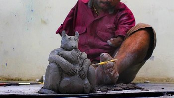 Dhiraj Satavilkar mahasiswa universitas Mumbai ini menggunakan kakinya untuk membentuk, mendesain dan mengecat dengan bahan tanah liat. Foto: Bored Panda