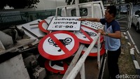 Penampakan rambu-rambu yang telah dicopot dan diangkut menggunakan truk dishub. Foto: Agung Pambudhy