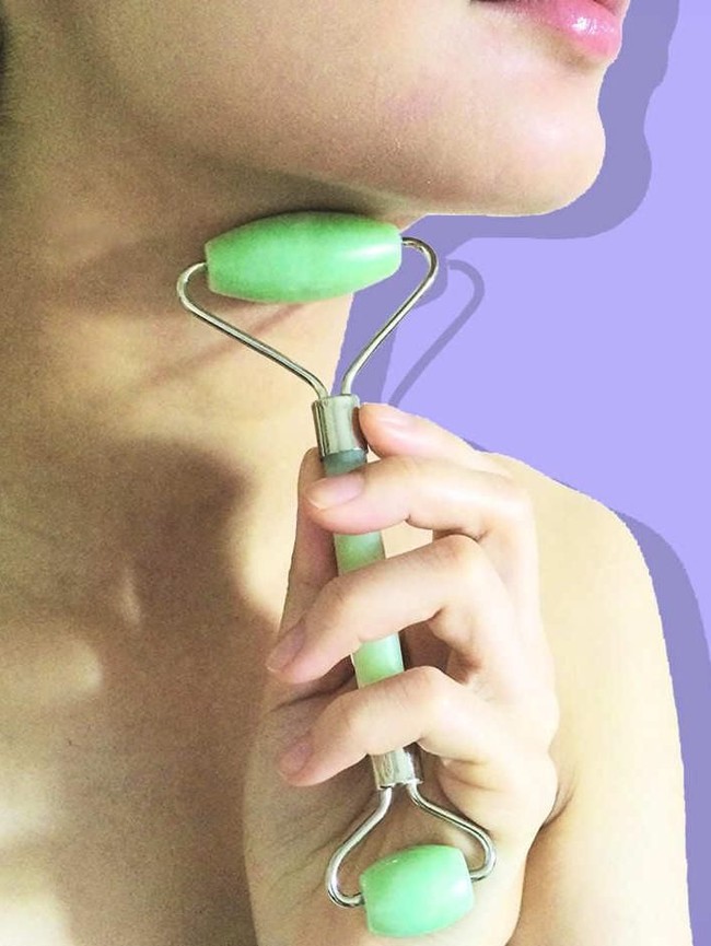 Facial roller menjadi bagian tren perawatan kecantikan 2018. Alat roller dipakai untuk melancarkan peredaran darah di wajah. Biasanya dipakai setelah memakai serum agar semakin menyerap ke bawah kulit.  Foto: Istimewa