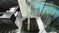 Kamar tidur rumah ini, persis di sisi melayang dari bangunan tersebut. Saat tidur, pemandangan cantik ini lah yang akan traveler saksikan. (dok. LAAV Architects)