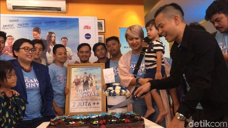 Novel Susah Sinyal Ceritakan Lebih Banyak Detil Ketimbang Film Novel Susah Sinyal Ceritakan Lebih Banyak Detil Ketimbang Film