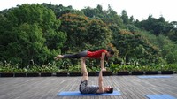 Mereka latihan acroyoga. Di foto tersebut Verrell mengangkat tubuh Wilona, kedua tangan mereka berpegangan begitu erat. Foto: Instagram @bramastavrl
