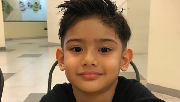 Ganteng dan Imut Banget Sih Bocah Ini, Anak Siapa Ya?