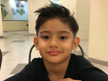 Ganteng dan Imut Banget Sih Bocah Ini, Anak Siapa Ya?