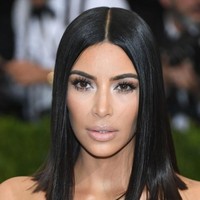Kim Kardashian tampil lebih muda dengan rambut blunt cut sebahu. Guntingan ini cocok untuk wanita sibuk karena tidak perlu penataan yang terlalu lama. Foto: Getty Images