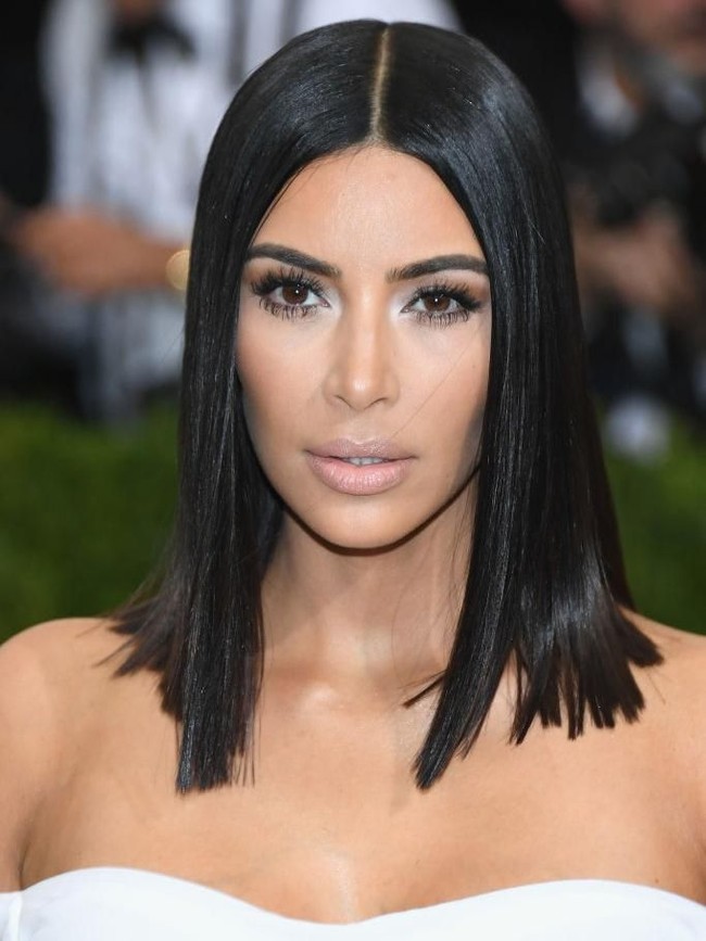 Kim Kardashian tampil lebih muda dengan rambut blunt cut sebahu. Guntingan ini cocok untuk wanita sibuk karena tidak perlu penataan yang terlalu lama. Foto: Getty Images