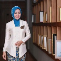Atalia Praraty, istri Walikota Bandung Ridwan Kamil ini, tak hanya berparas cantik, tapi juga dikenal memiliki bahasa dan sikap santun serta selera humor seperti sang suami. Ibu dua anak ini aktif di organisasi sosial dan lingkungan. Foto: Instagram