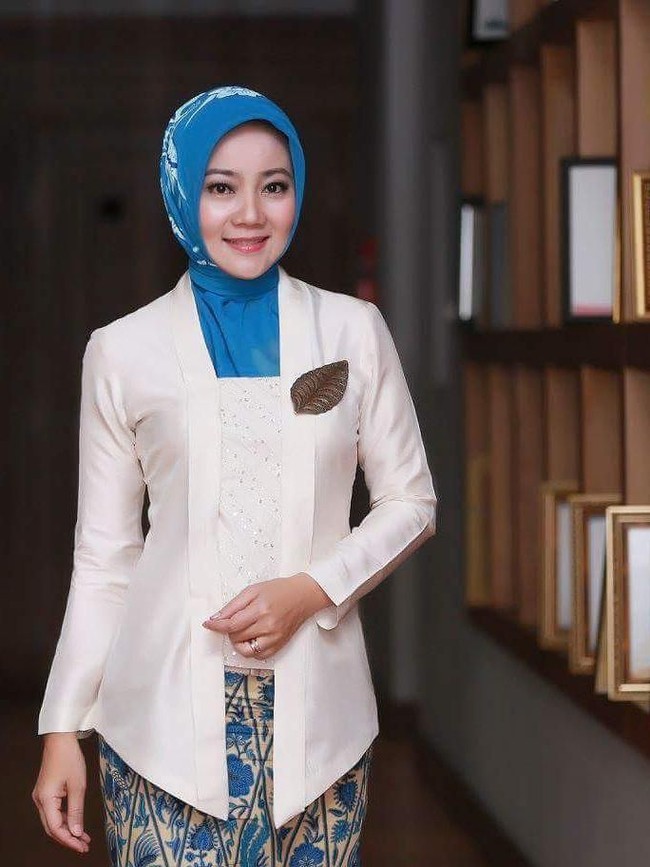 Atalia Praraty, istri Walikota Bandung Ridwan Kamil ini, tak hanya berparas cantik, tapi juga dikenal memiliki bahasa dan sikap santun serta selera humor seperti sang suami. Ibu dua anak ini aktif di organisasi sosial dan lingkungan. Foto: Instagram