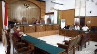 Dalam sidang tersebut, pemohon mengajukan sah atau tidaknya penyidikan atas sengketa lahan milik negara di Mataram Lampung Tengah, sedangkan termohon dari Bareskrim Polri menilai gugatan praperadilan yang dilakukan Gunawan Jusuf ada kejanggalan.