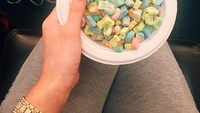 Lagi-lagi Kylie menikmati marshmallow dengan warna-warni cantik. Foto: Instagramkyliejenner