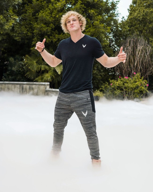  Vlogger dengan 19 jutaan subscriber Logan Paul mem-posting video yang jadi kontroversi pada Desember 2017. Ia mem-posting video mayat diduga korban bunuh diri di Suicide Forest, Jepang. Logan mendapat hujatan karena dinilai tak sensitif dan kehilangan banyak followers. Pria 24 tahun ini lalu minta maaf dan sempat vakum nge-vlog. Foto: Instagram Logan Paul