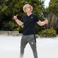  Vlogger dengan 19 jutaan subscriber Logan Paul mem-posting video yang jadi kontroversi pada Desember 2017. Ia mem-posting video mayat diduga korban bunuh diri di Suicide Forest, Jepang. Logan mendapat hujatan karena dinilai tak sensitif dan kehilangan banyak followers. Pria 24 tahun ini lalu minta maaf dan sempat vakum nge-vlog. Foto: Instagram Logan Paul