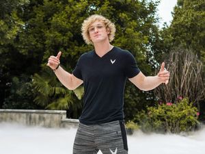 Video Youtuber Logan Paul Pencet Jerawat di Punggung Jadi Viral