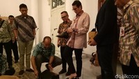 Sandiaga sempat membuat sayembara untuk mendesain pantofel mobilitas tinggi untuknya. Hingga sat ini, belum ada informasi soal siapa pemenangnya (Foto: Mochamad Zhacky Kusumo/detikcom)