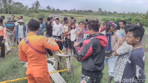 Proses evakuasi jasad Sri Iswanti dari dalam sumur.
