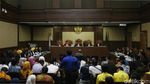 Jalani Sidang, Novanto Khusyuk Dengarkan Saksi