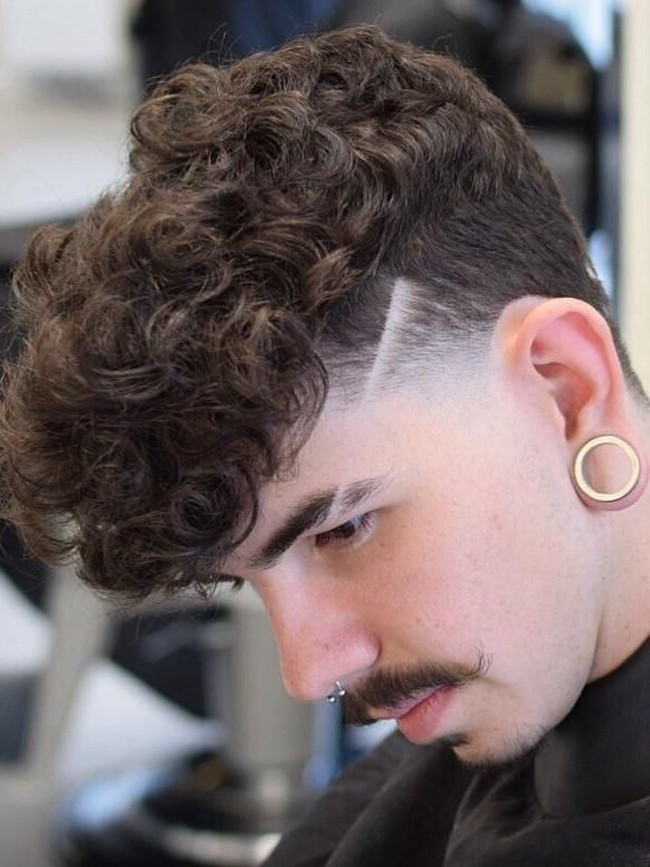 Untuk rambut keriting, ada gaya Taper Haircut for Curly Hair dengan sedikit aksen pitak di bagian samping. (Foto: ist.)