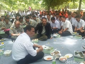 Mentan Makan Siang Lesehan Bareng OB hingga Sopir Kementan