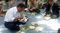 Nampak Amran yang mengenakan kemeja putih dipadu celana panjang hitam duduk bersila di antara para pegawai Kementan. Amran didampingi antara lain Kepala Biro Humas Kementan, Suwandi dan Kepala Biro Perencanaan, Kasdi Subagyono. Sampai berita ini diturunkan, acara makan siang masih berlangsung.