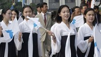 Foto: Para cheerleader ini pun pertama kali muncul pada event Asian Games di Busan tahun 2002. Saat itu, sekitar 300 anggotanya datang dari atas kapal feri dalam balutan pakaian tradisional hanbok khas Korea Utara yang warna-warni (Dong-A Ilbo/AFP)