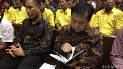 Momen Setya Novanto Bawa Map Putih hingga Buku Hitam