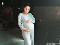 Jenny Cortez hamil 9 bulan. 