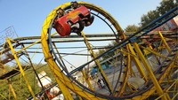 Foto: Anda akan duduk di sebuah mobil berbentuk kaleng soda saat menaiki roller coaster di Iran Eram Park. Pengalaman traveler menyatakan bahwa suara yang amat berisik akan selalu mengikuti dan Anda harus siap dengan sakit leher karena keadaan peralatan keselamatan yang kurang diperhitungkan saat berputar-putar (Dok. CNN Travel)