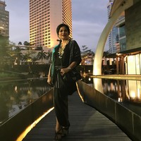 Di samping gaya yang konservatif, cucu dari Presiden Pertama RI Ir. Soekarno ini sesekali tampil kekinian dengan busana etnik modifikasi yang stylish. Tengok gayanya memadukan dress hitam dengan luaran lurik dan tas Chanel di fashion show Edward Hutabarat. (Foto: Instagram/Puti Guntur)