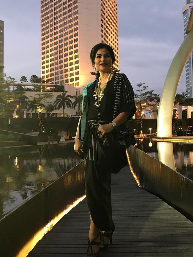 Di samping gaya yang konservatif, cucu dari Presiden Pertama RI Ir. Soekarno ini sesekali tampil kekinian dengan busana etnik modifikasi yang stylish. Tengok gayanya memadukan dress hitam dengan luaran lurik dan tas Chanel di fashion show Edward Hutabarat. (Foto: Instagram/Puti Guntur)