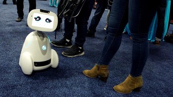 Buddy demikian nama robot humanoid ini yang dibuat oleh Blue Frog. Robot ini memiliki kecerdasan seperti menampilkan empati yang ditunjukkan dengan mengubah wajah. (Foto: Reuters)