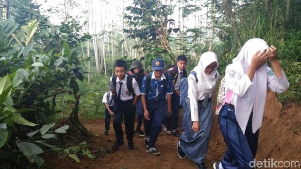 Jalan Putus, Pelajar di Banjarnegara Ini Terpaksa Jalan Kaki 3 Km
