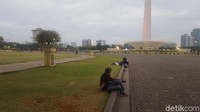 Kepala Unit Pelaksana Tugas (UPT) Monas, Munjirin menjelaskan alasan dicabutnya pagar karena beberapa pagar yang memang sudah rusak. Selain itu, hal tersebut juga untuk mengikuti arahan Wakil Gubernur DKI Jakarta Sandiaga Uno yang ingin mengubah suasana Monas menjadi taman. (Foto: Zunita Amalia Putri/detikcom)