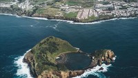 Tapi ingat, kamu hanya bisa datang ke Islet Vila Franca do Campo saat bulan Juni sampai September saja. Kamu bisa naik perahu dari Vila Franca di pantai bagian barat Portugal menuju pulau kecil tersebut. Selain bulan itu, pulaunya ditutup untuk turis (@christophschlein/Instagram)
