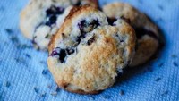 Cookies ini bukan hanya dipadu dengan blueberry. Warna ungunya juga didapat karena campuran bunga lavender, lho. Foto: Istimewa