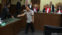Akhmad Zaini menyalami jaksa penuntut umum usai divonis 2,5 tahun penjara.